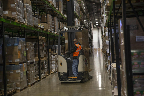 A Lineage team member works in a temperature-controlled warehouse. The company is hosting a Global Hiring Day on September 20 to fill nearly 1,000 roles worldwide, including positions in warehouse and logistics operations. (Photo: Business Wire)