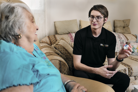 Geek Squad agent Michael Duvall educates Margaret, 89, of Moosic, PA, about a wearable device that monitors her vital signs. (Photo: Business Wire)