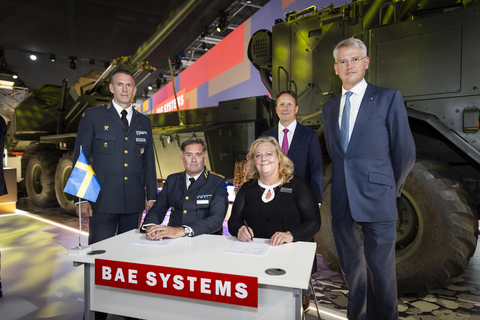 The contract signing was held at the DSEi trade show in London on Tuesday 12 September. (From left to right) Swedish Chief of Army Jonny Lindfors; Chief of Army procurement at Swedish FMV Brigadier General Jonas Lotsne; President of BAE Systems Bofors Lena Gillström; President of BAE Systems Platforms & Services Jeremy Tondreault; and CEO of BAE Systems plc Charles Woodburn. (Photo: Business Wire)