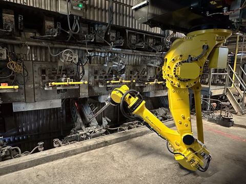 Smelt spout robot in action (Photo: Business Wire)