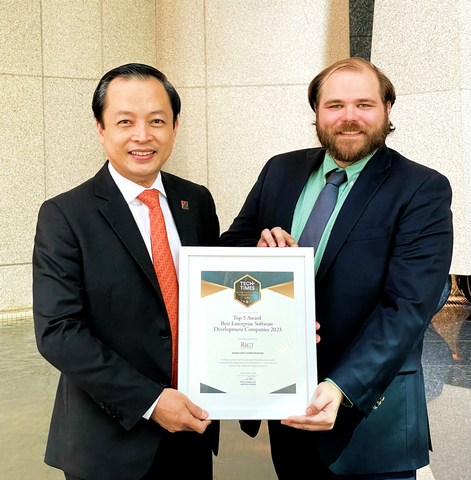 Mr.Tung Bui, Senior Executive Vice President of Rikkeisoft (left) received the Top 5 Best Enterprise Software Development Companies in 2023 Award from Tech Times. (Photo: Business Wire)