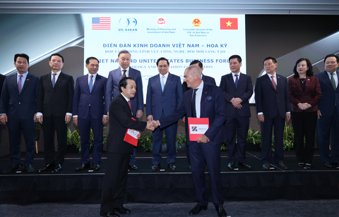 Mr. Tung Bui, SEVP of Rikkeisoft, CEO of RKTech (left, bottom) announced the investment of up to $30 million in the presence of Vietnam Prime Minister Pham Minh Chinh and a high-level delegation. (Photo: Business Wire)