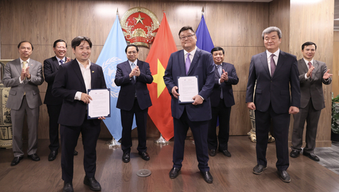 The signing ceremony was witnessed by Vietnam Prime Minister Pham Minh Chinh, his delegation, and both companies’ executives (Photo: Duong Giang)