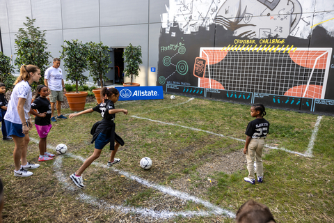 U.S. Women's National team player Tierna Davidson coaches kids using the coaching mural. (Photo: Business Wire)