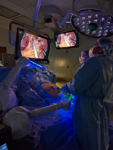 Dr. Hodgett performing a sleeve gastrectomy using the Maestro System at Baptist Health hospital (Jacksonville, Florida). (Photo: Moon Surgical)