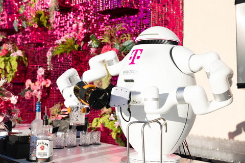 A futuristic robot bartender mixing drinks (Photo: Business Wire)