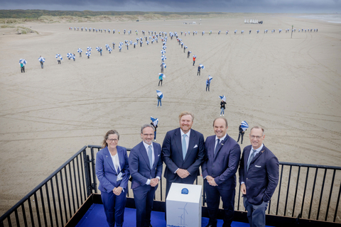 Inauguration Hollandse Kust Zuid wind farm. From left to right: Helene Biström (Senior Vice President, Head of Business Area Wind Vattenfall), Martijn Hagens (CEO Vattenfall Netherlands), His Majesty King Willem-Alexander, Martin Brudermüller (Chairman of the Board of Executive Directors of BASF) and Oliver Bäte (CEO Allianz). Photo credit: Jorrit Lousberg/Light at Work Photography.