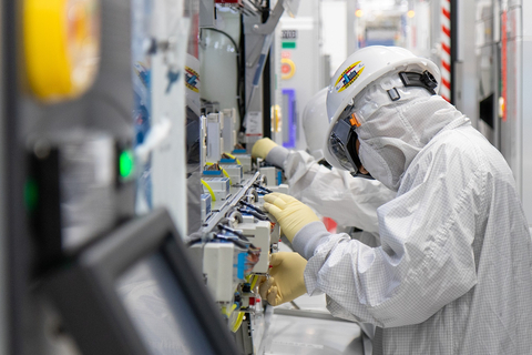 Intel manufacturing employees work in the cleanroom of Fab 34, the newest Intel manufacturing facility in Ireland. On Sept. 29, 2023, Intel announced that the factory in Leixlip, Ireland, was in high-volume production of computer chips using Intel 4 technology. (Credit: Intel Corporation)