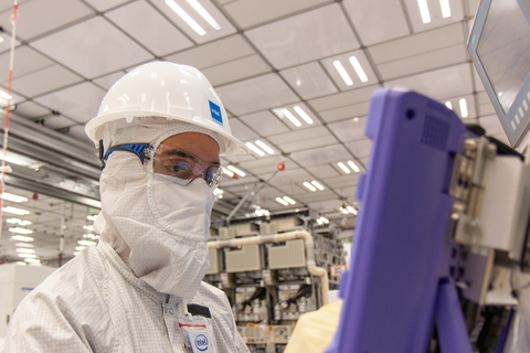 A photo shows an Intel manufacturing employee in the cleanroom of Fab 34, the newest Intel manufacturing facility in Ireland. On Sept. 29, 2023, Intel announced that the factory in Leixlip, Ireland, was in high-volume production of computer chips using Intel 4 technology. (Credit: Intel Corporation)