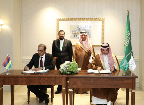 In the presence of the SFD Board of Directors Chairman, H.E. Ahmed Al-Khateeb, the SFD CEO, H.E. Sultan Al-Marshad signing a development loan agreement, worth $70 million USD, with Mauritius (Photo: AETOSWire)