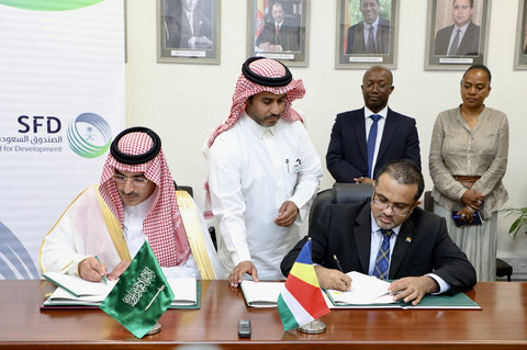 SFD CEO, H.E. Sultan Al-Marshad, signed two new development loan agreements with the Minister of Finance, National Planning and Trade of the Republic of Seychelles, Hon. Naadir Hassan (Photo: AETOSWire)
