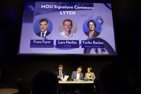 Luxembourg’s Minister of the Economy Franz Fayot (left) and its Minister of Finance Yuriko Backes (right) sign a memorandum of understanding, along with Lyten co-founder Lars Herlitz (center) at the LuxInnovation Automotive Day 2023 for Lyten’s plans to locate its European headquarters in Luxembourg. (Photo: Business Wire)