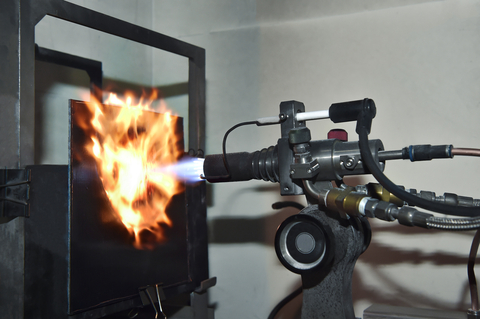 LG Chem en LX Hausys hebben 'Special Flame Retardant Continuous Fiber Thermoplastic (Special Flame Retardant CFT)' ontwikkeld, een materiaal dat de thermische runaway van batterijen vertraagd en een vlamweerstand heeft van 1.500 graden Celsius gedurende meer dan 20 minuten. (Foto: LG Chem)