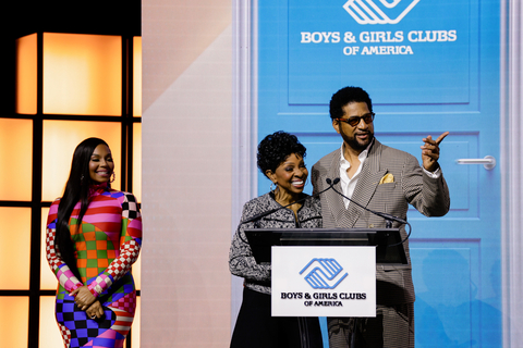 Ashanti, Grammy Award-winning singer and Boys & Girls Club alum, presents the Champion of Youth Award to Gladys Knight, acclaimed American singer at Boys & Girls Clubs of America’s National Youth of the Year Gala at Cipriani South Street in New York City to recognize six young people from across the country for their outstanding leadership, service, academic excellence, and dedication to health and wellbeing. (Adam Hunger/AP Images for Boys & Girls Clubs of America) (Photo: Business Wire)