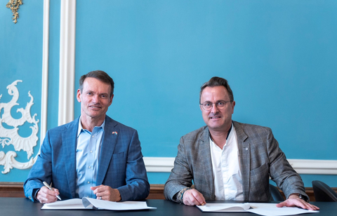 Lars Herlitz, Lyten co-founder (left), with Xavier Bettel, Luxembourg’s Prime Minister (right), sign a memorandum of understanding for Lyten to locate its European headquarters in Luxembourg. (Photo: Business Wire)
