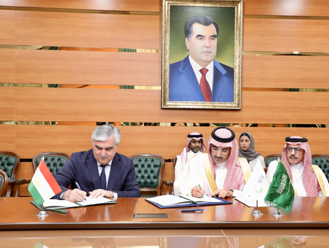 SFD首席执行官Sultan Al-Marshad阁下与塔吉克斯坦共和国财政部长Kahhorzoda Fayziddin Sattor阁下签署了一项新的发展贷款协议。（照片：AETOSWire）