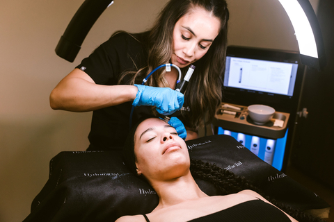 Esthetician performing a Hydrafacial treatment (Photo: Business Wire)