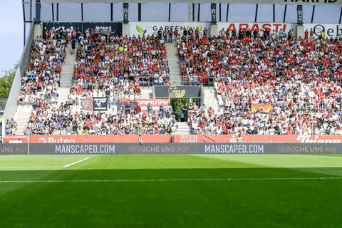 thumbnail Seit Anfang der Saison ist das MANSCAPED™ Logo auf den Banden im Stadion an der Hafenstraße zu sehen. (Photo: Business Wire)