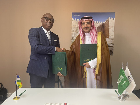 沙烏地發展基金（SFD）執行長Sultan Al-Marshad閣下與中非共和國總理兼經濟、計畫與國際合作部長Felix Moloua閣下簽署了一項2,000萬美元的發展貸款協議，用於資助基礎設施專案。 (照片: AETOSWire)