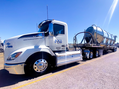 Food Express welcomes truck equipped with the new Cummins 15-Liter Natural Gas Engine into fleet. Clean Energy to supply ultra-low carbon Renewable Natural Gas. (Photo: Business Wire)
