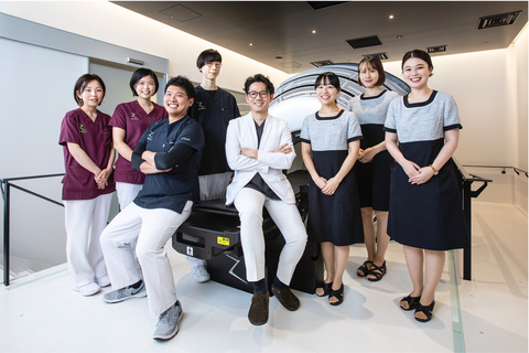  野村竜太郎先生（中央）と神谷町脳神経外科クリニックのチームメンバー （写真：ビジネスワイヤ）