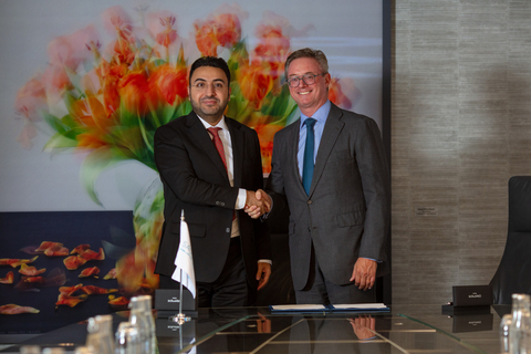 thumbnail Dr. Naif Al-Shammari, Deputy CEO of Saudi EXIM Bank and Christophe Salmon, CFO of Trafigura during the signing ceremony (Photo: AETOSWire)