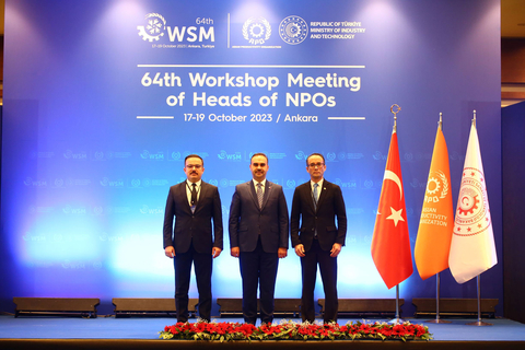 左到右：亞洲生產力組織土耳其主任 Abdullah Basar、工業和技術部長 Mehmet Fatih Kacir、亞洲生產力組織秘書長 Indra Pradana Singawinata 博士 (相片：美國商業資訊)