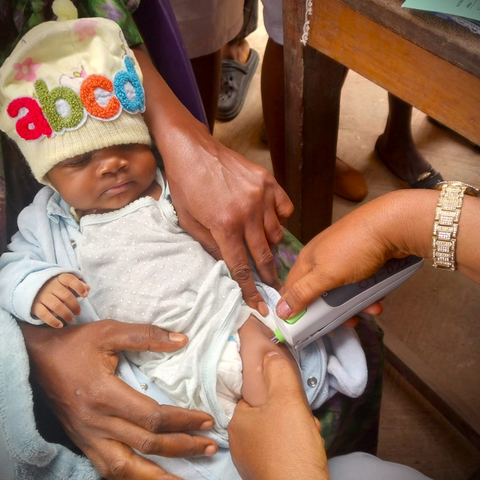 Nigerian baby receiving polio vaccine with the PharmaJet Tropis® Precision Needle-free System. (Photo: Business Wire)