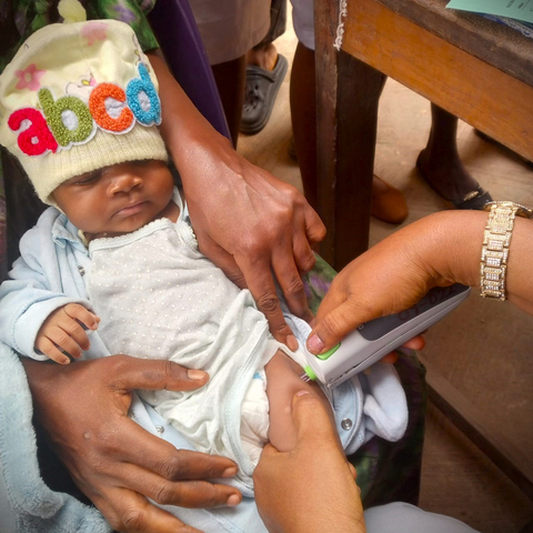original Nigerian baby receiving polio vaccine with the PharmaJet Tropis® Precision Needle-free System. (Photo: Business Wire)
