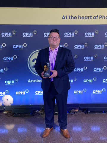 Kevin Song, Ph.D., Global Marketing Director accepts CPhI Award for Apisolex™ Polymer on behalf of The Lubrizol Corporation (Photo: Business Wire)