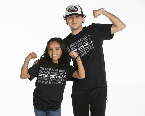 thumbnail El creador de contenido Oscar Ortiz con Vanessa, paciente de St. Jude, durante el seminario St. Jude Promesa y Esperanza® (Photo: Business Wire)