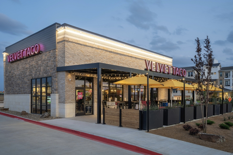 original United Commercial Development closed on an approximately 1.13 AC tract of land in the city of Frisco, Texas at the SWQ of U.S. Hwy. 380 & F.M. 423, known as Four Corners Shopping Center. (Photo: Business Wire)