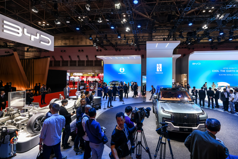 thumbnail YANGWANG U8 and DENZA D9 on exibition (Photo: Business Wire)