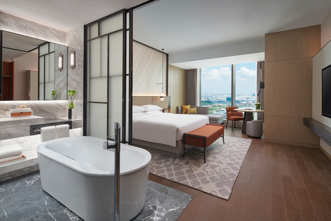 King bedroom with city views at Hyatt Regency Changshu Kuncheng Lake (Photo: Business Wire)