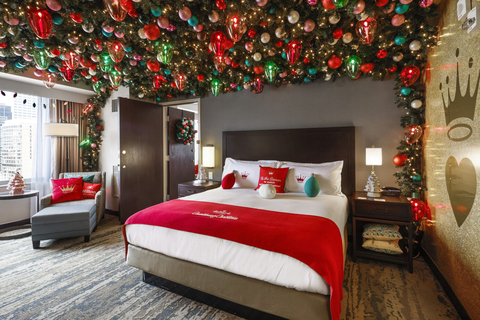 Beginning Nov. 7, Hilton and Hallmark Channel are teaming up to give travelers, fans, and viewers the chance to stay inside their favorite "Countdown to Christmas" movies with festive suites this holiday season, including the “Haul Out the Holly” suite at Hilton Americas-Houston. (Photo: Hilton)