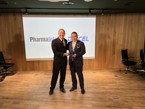 Chris Cappello, President and CEO of PharmaJet pictured with Yoshimi Ogawa, President of Daicel Corporation. (Photo: Business Wire)