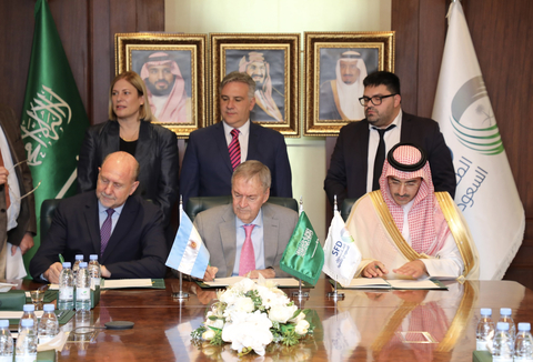 original SFD CEO Sultan Al-Marshad (right) signs a new USD $100 million development agreement with Argentina Province Governors Juan Schiaretti (Córdoba) and Omar Perotti (Santa Fe) (Photo: AETOSWire)