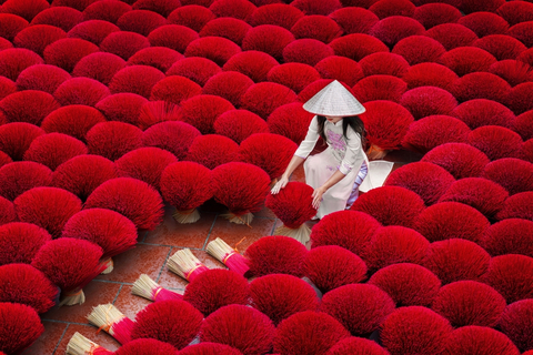 original Asian woman creating a handmade product (Photo: amfori)