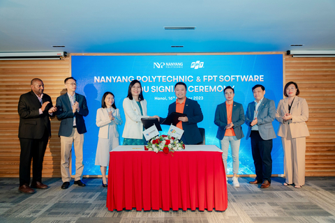 FPT Software’s SEVP Nguyen Khai Hoan and Nanyang Polytechnic’s Deputy Principal Loh Chuu Yi at the Signing Ceremony (Photo: Business Wire)