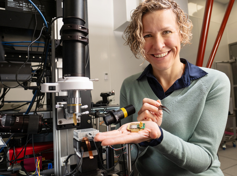 Dr. Stephanie Simmons, Founder and Chief Quantum Officer with their novel approach to quantum technology in the palm of her hand. (Photo: Business Wire)