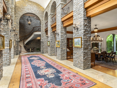 The estate’s foyer leads directly to the Great Hall, providing a regal sense of arrival and serving as an ideal entertainment and gathering space. The hall has hosted +100-plate dinners and celebrity musical performances, and was the setting for Skittles’ 2016 Super Bowl commercial featuring Aerosmith’s Steven Tyler. Learn more at NashvilleLuxuryAuction.com. (Photo: Business Wire)
