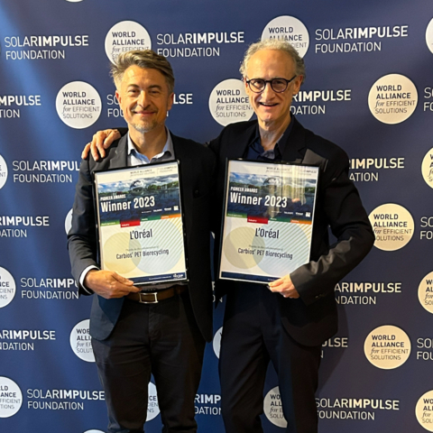 Carbios et L’Oréal remportent le « Pioneer Awards » -représentés par Emmanuel Ladent (CEO Carbios, à gauche) et Jacques Playe (Directeur Développement et Packaging de L’Oréal, à droite) - pour la réalisation du premier flacon cosmétique au monde issu du recyclage enzymatique. (Photo: Carbios)