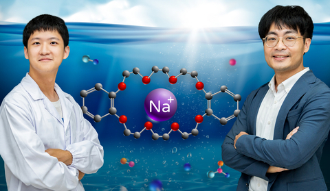 Prof. Ho-Hsiu Chou (right) and doctoral student Tse-Fu Huang of NTHU’s Department of Chemical Engineering use Crown Ether to capture sodium ions in seawater. (Photo: National Tsing Hua University)
