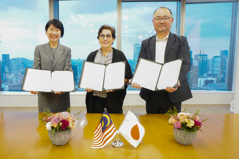 Nobuko Uetake of Asahi Kasei, Michèle Azalbert of Gentari, and Masahiro Aika of JGC at the MOU signing ceremony. (Photo: Business Wire)