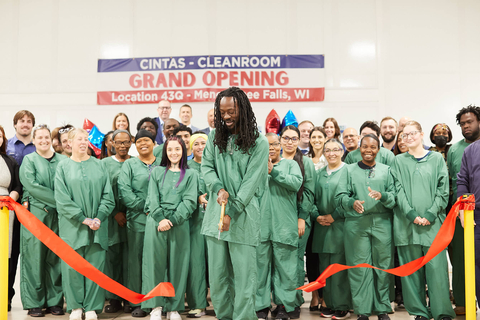 Cintas employee-partners cutting the ribbon at the Menomonee Falls Cleanroom grand opening. (Photo: Business Wire)
