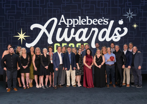 Flynn Group CEO Greg Flynn (holding apple) celebrates winning Applebee’s Abe Gustin Franchisee of the Year Award with his team and Applebee’s leadership at Applebee’s annual franchise conference in Las Vegas on November 9, 2023. (Photo: Business Wire)