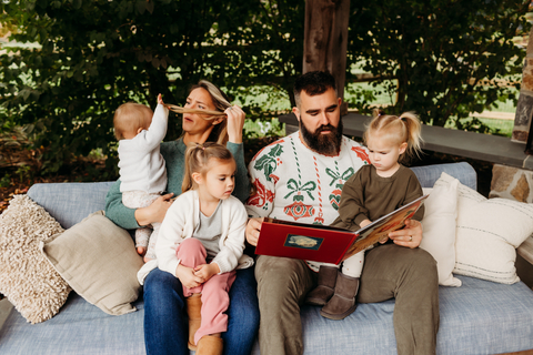 Photoshoot fumbles that parents know all too well were captured as Jason Kelce read ‘The Night Before Christmas’ during the family’s 2023 Minted holiday family photo session. Photographer: Stephanie Beatty