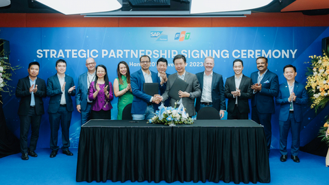 FPT and SAP's strategic partnership signing ceremony was attended by FPT Chairman Truong Gia Binh, SAP Asia Pacific and Japan President Paul Marriott, RWE AG CIO Edgar Aschenbrenner, and other senior executives. (Photo: Business Wire)