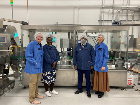 全球乳油木果聯盟的管理團隊在2023年11月造訪玫琳凱位於美國德州路易斯維的Richard R. Rogers (R3) 製造廠/研發中心。（照片來源：玫琳凱）