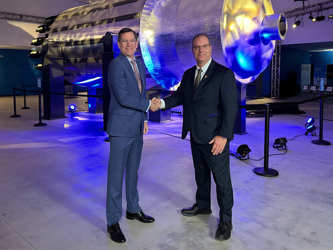 eVinci Technologies President Jon Ball (left) and SRC President and CEO Mike Crabtree in front of a scale mock-up of an eVinci microreactor at SRC. (Photo: Business Wire)
